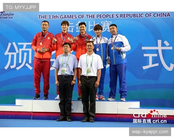 仲满把金牌和大牌包摆一起拍照，瞬间像走错片场的明星